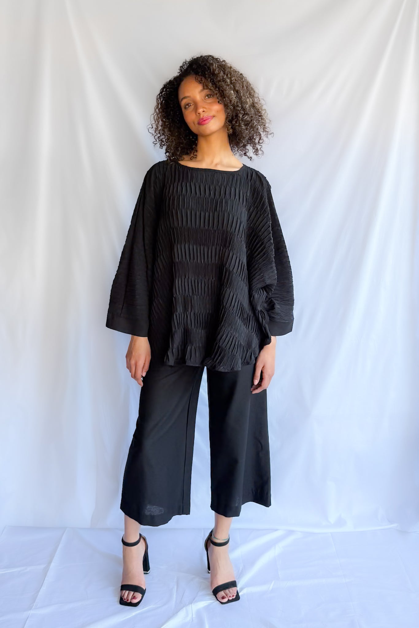 NOIR PLEATS TOP