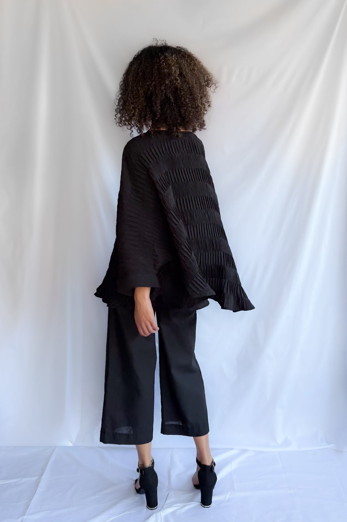 NOIR PLEATS TOP