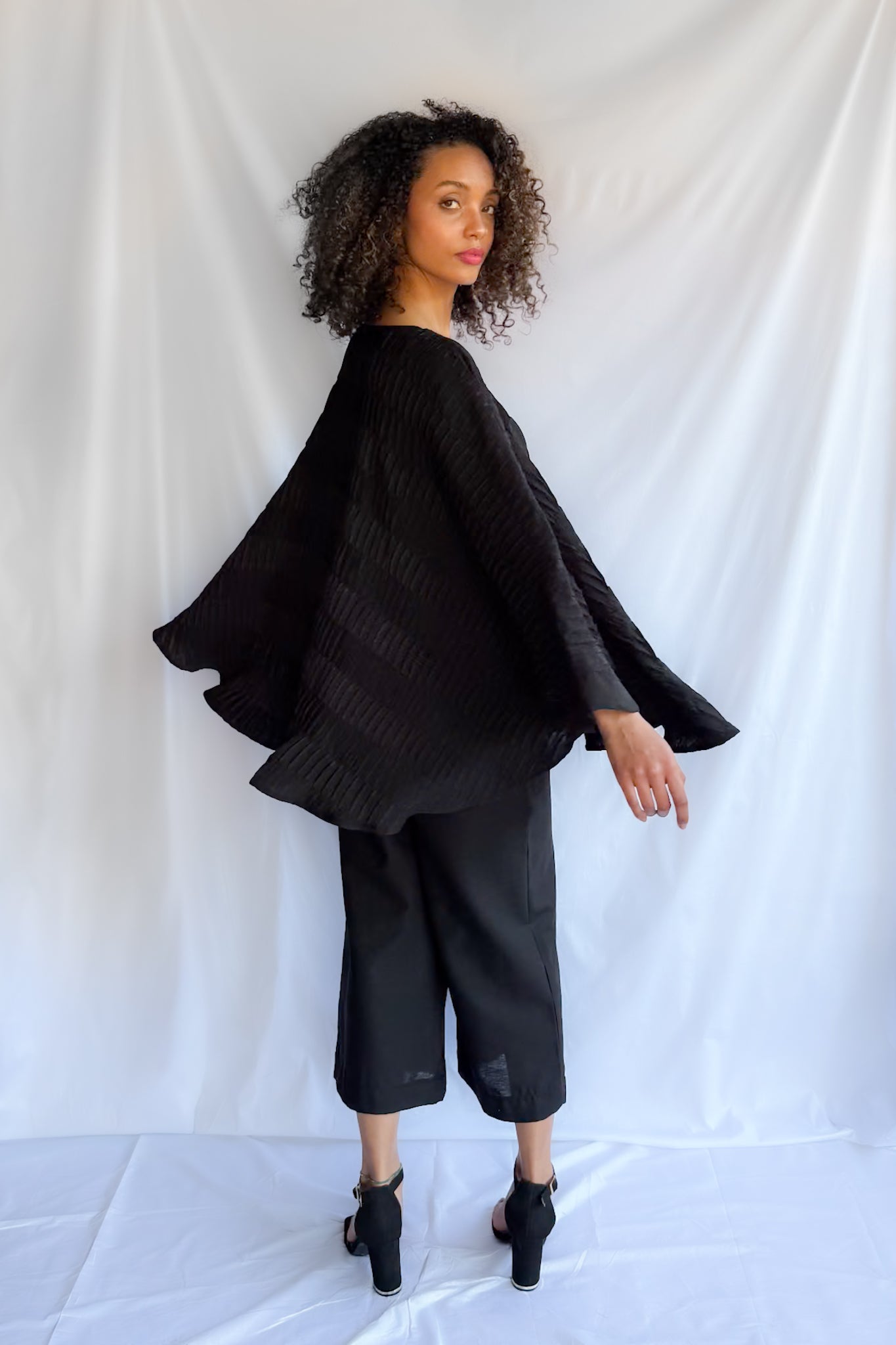 NOIR PLEATS TOP