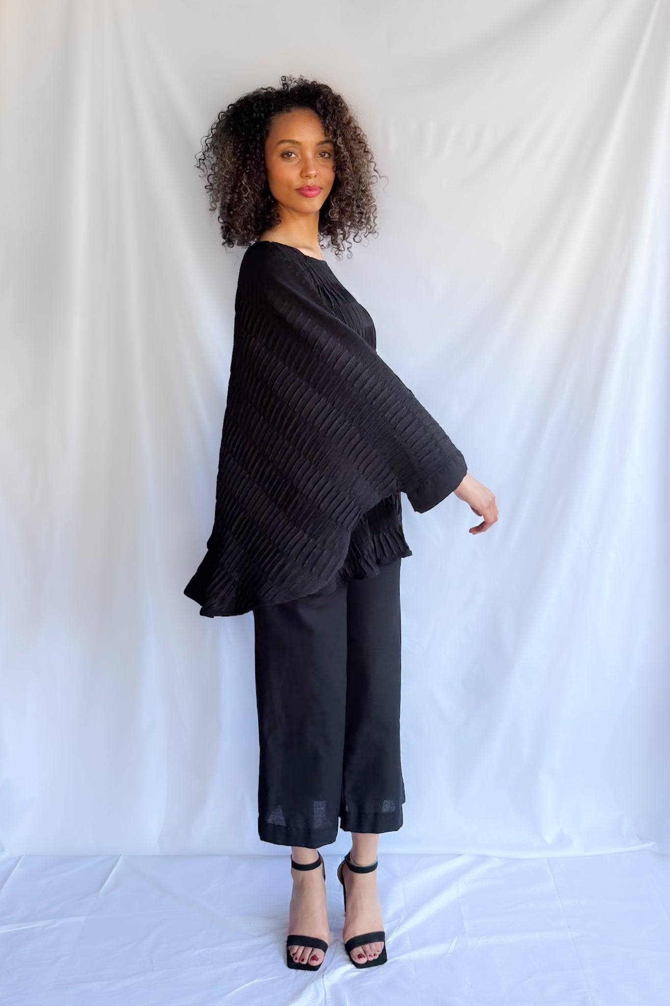 NOIR PLEATS TOP