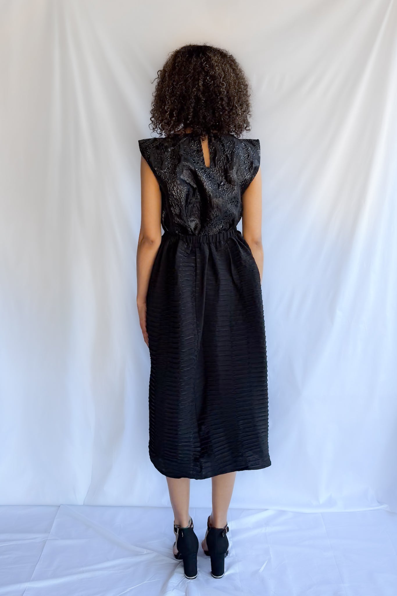 NOIR PLEATS SKIRT