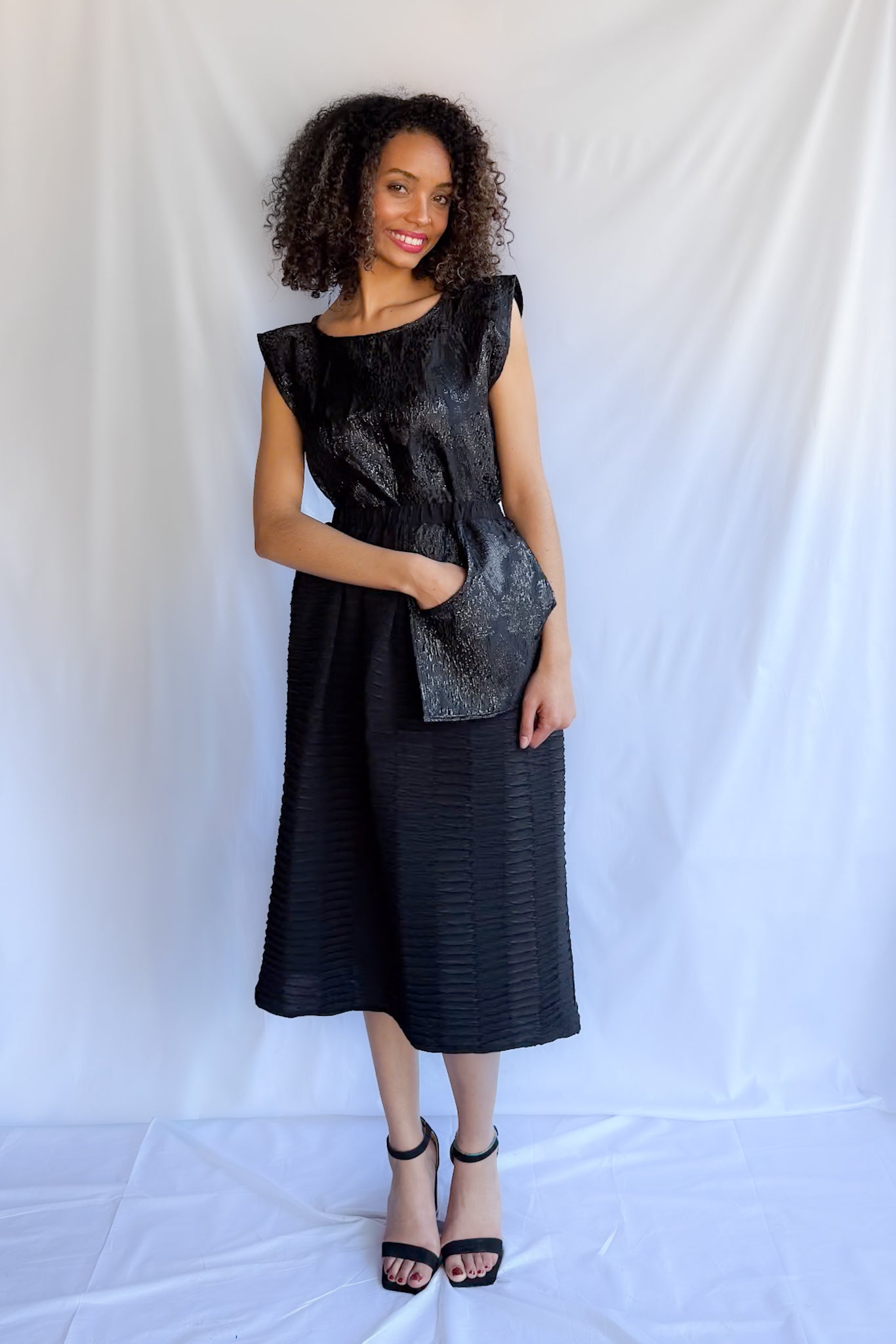 NOIR PLEATS SKIRT