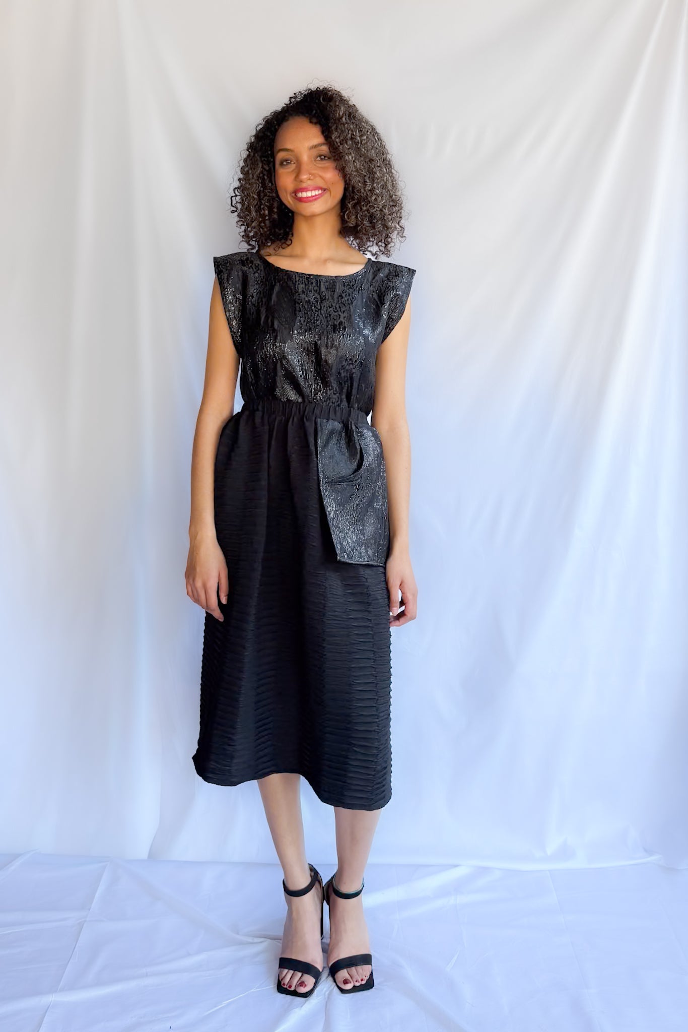 NOIR PLEATS SKIRT